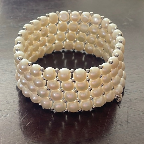 Jewelry - Stretch pearl and silver bracelet